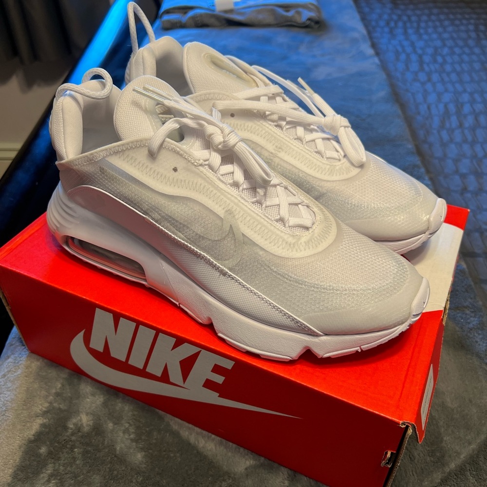 Air max 2090 triple white